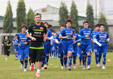 HLV Norimatsu Takashi và các nữ cầu thủ ĐT Việt Nam bắt đầu tập luyện chuẩn bị cho vòng loại bóng đá nữ Olympic 2016.